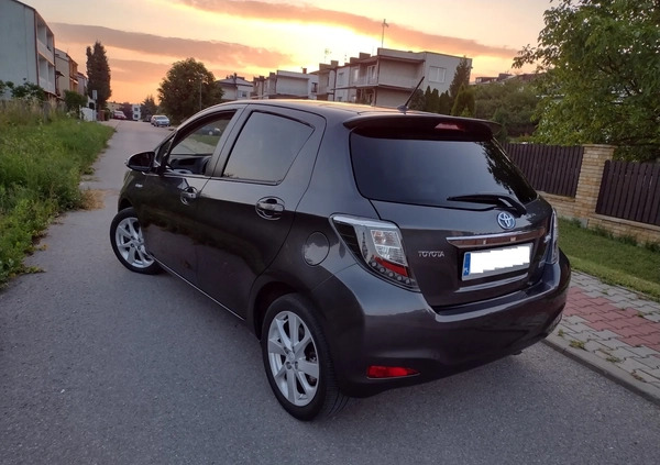 Toyota Yaris cena 44800 przebieg: 34000, rok produkcji 2014 z Staszów małe 379